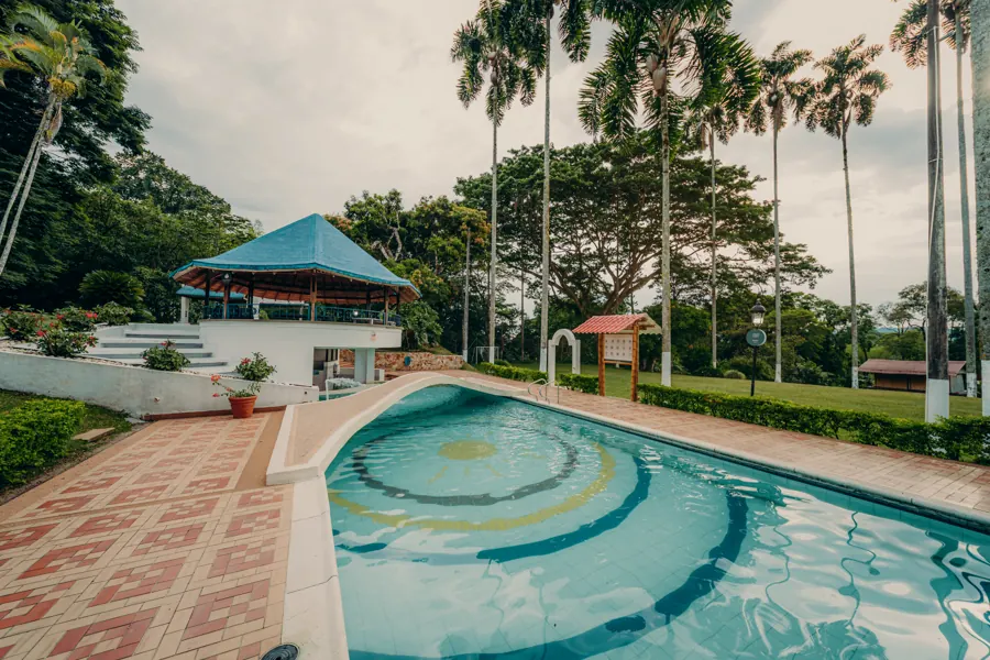La piscina de la finca, agua fresca entre montañas