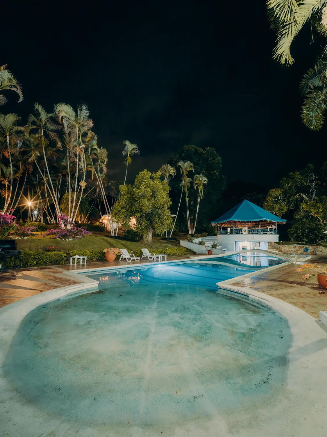 El kiosco y la piscina al anochecer