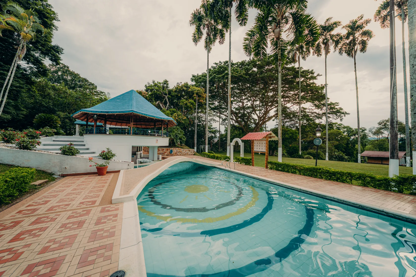 La piscina de la finca, agua fresca entre montañas