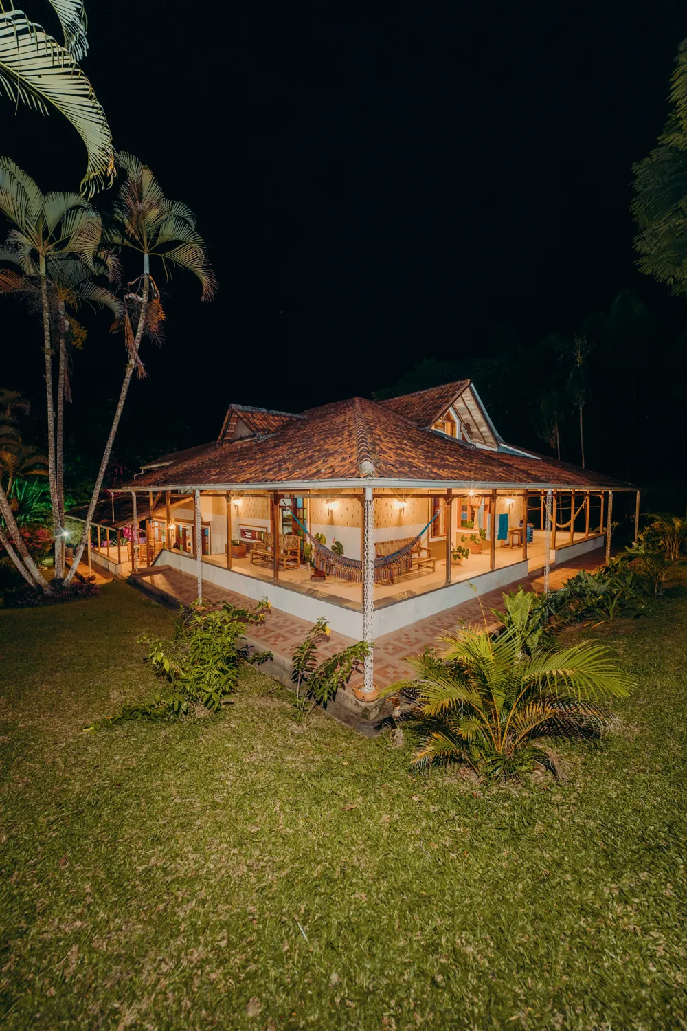 La Casa Principal encendida al caer la noche
